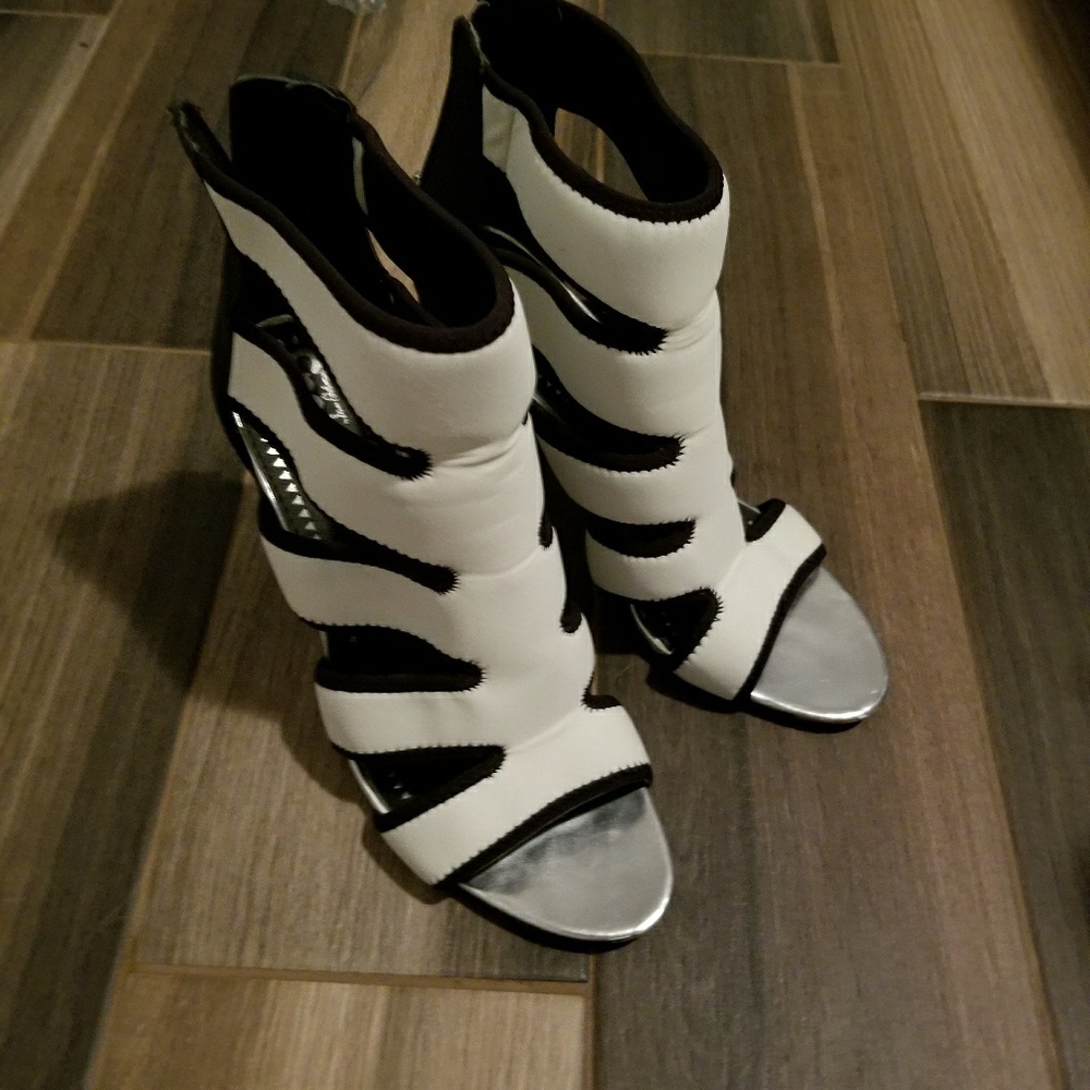 Shoes - Picture 2 of 4